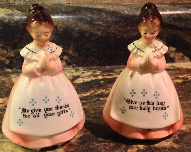 VINTAGE ENESCO PINK MOTHER IN THE KITCHEN PRAYER LADY SALT & PEPPER
