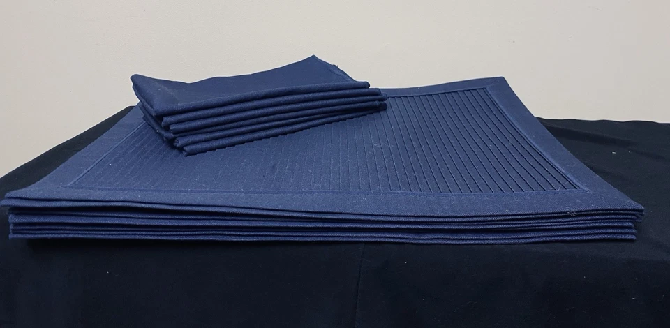 Set of Navy Blue Pleated Placemats + 6 Free Napkins - Image 4 of 4