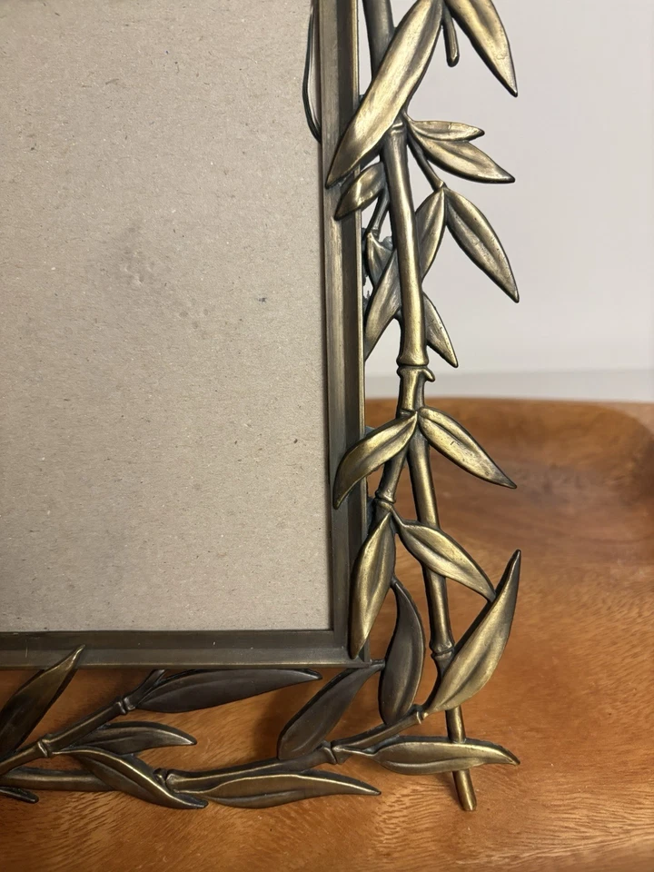 Marco de fotos de bambú de latón vintage brotes de vid hojas abiertas metalistería 5"x7" Foto 4 de 4