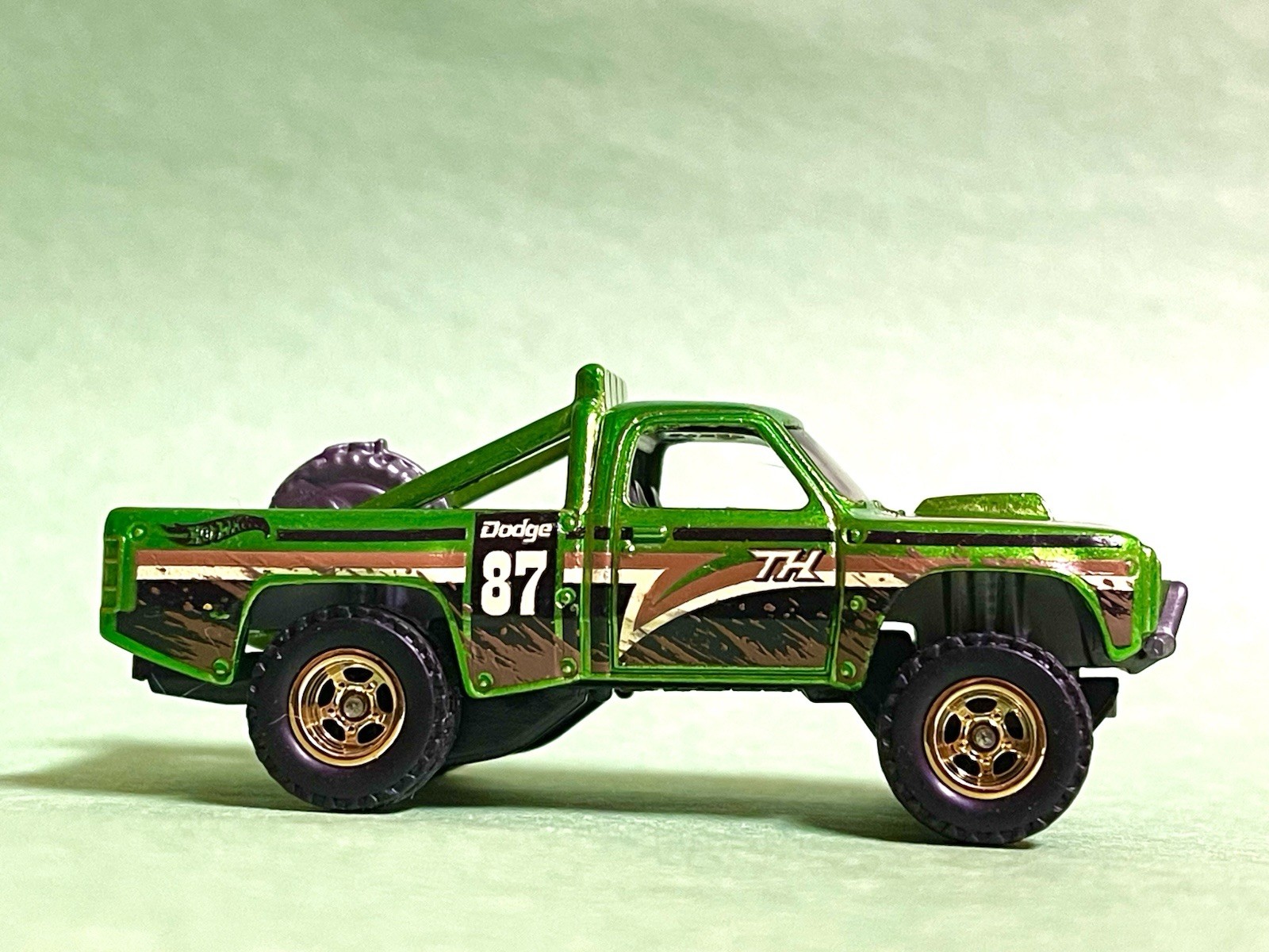 Hot Wheels New 2027 Super Treasure Hunt Dodge D100 Truck UnRiveted