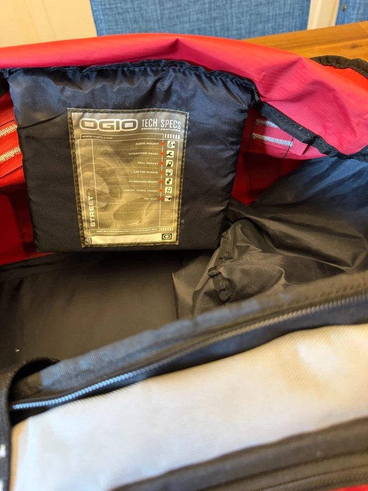 Ogio Street Series Duffle Bag  Vintage 22" X 10" X 10"  Red and Black Sports Bag - Image 4 of 4