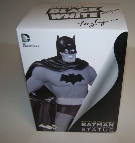 Batman Black & White 7.75" H Statue Signed by Tony Cipriano AP 16/5200 Sealed - Picture 3 of 6