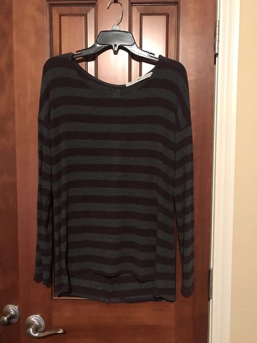 Gibson Button Back, Striped Top. Perfect For Fall! Good Pre-Owned Condition.
