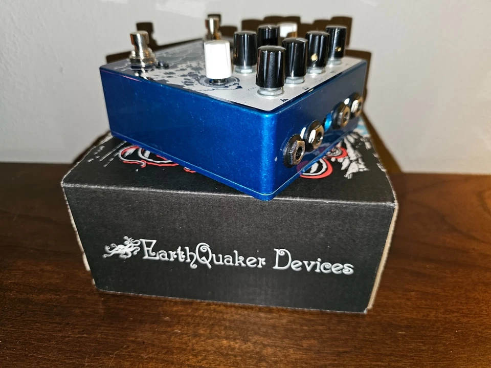 Earthquaker Devices Avalanche Run v2 w/ Box & Bag - Image 4 of 4