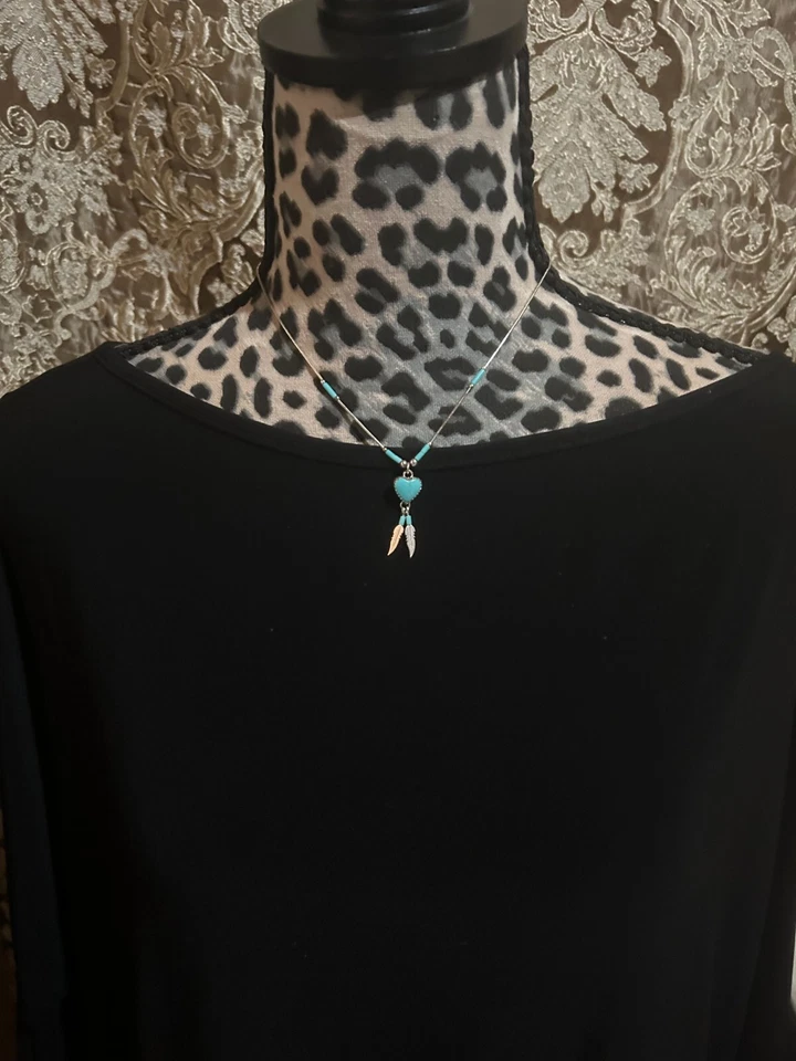 Collar Gargantilla Corazón Turquesa con Gotas de Plumas y Cadena Plata Líquida Foto 3 de 4