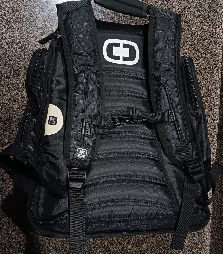 Mochila negra emitida por Bill McAnally Racing Team OGIO NASCAR Eckes Dye Ankrum Foto 3 de 4