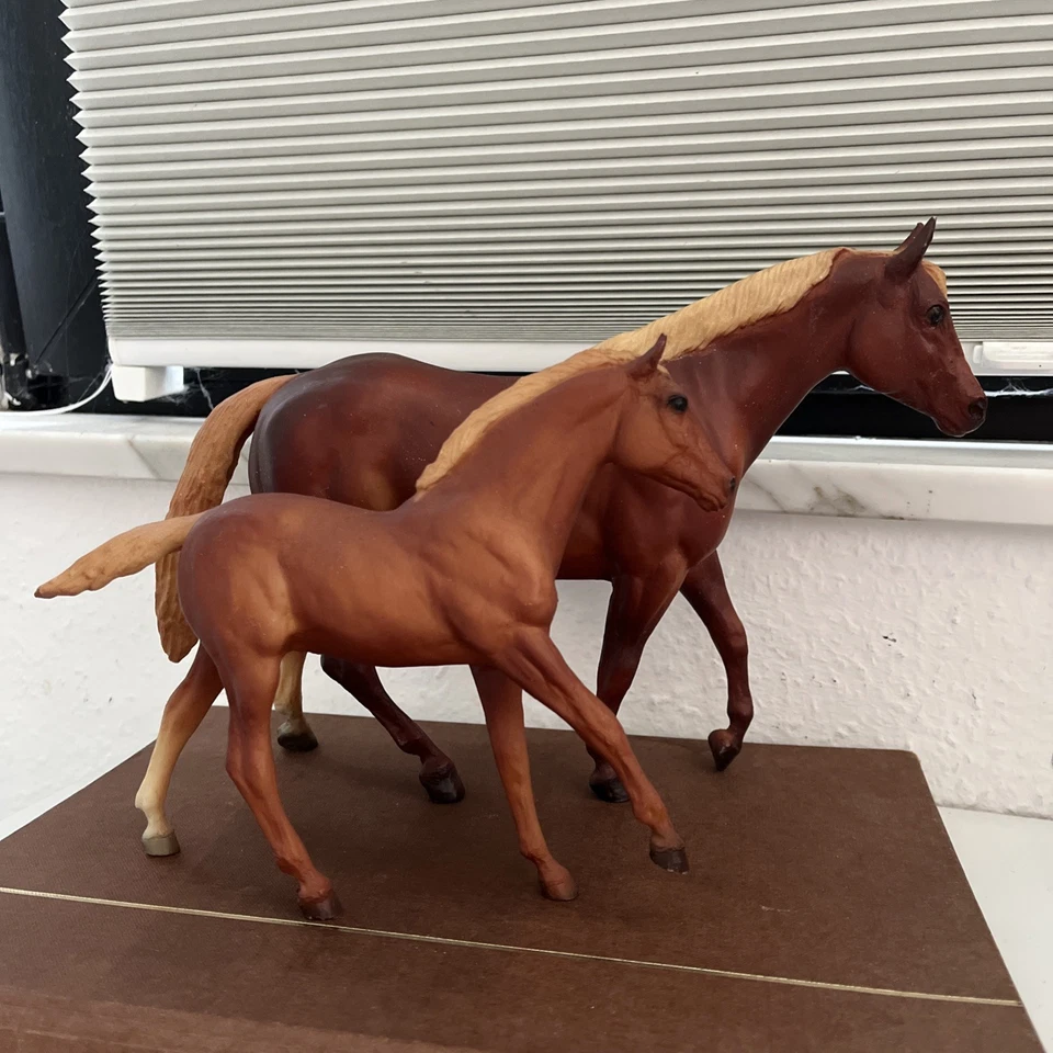 Breyer Modelpferd Traditional  Westernpferd Fuchs mit Fohlen alt  - Bild 2 von 4