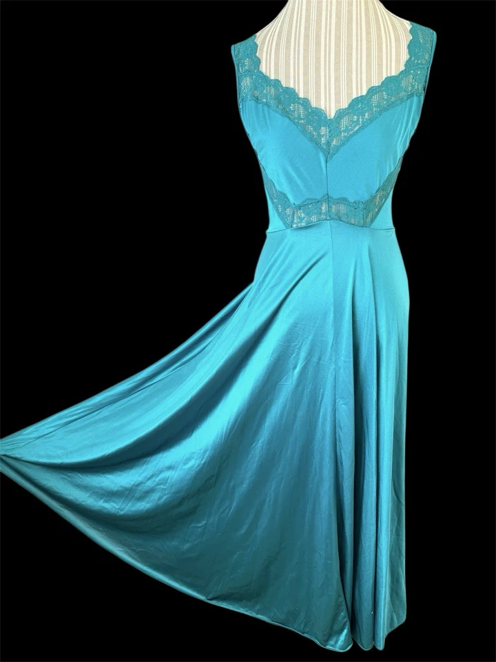 Vintage 80s Lady Cameo Dallas Teal Nylon Full Sweep Nightgown RARE 1X 2X - Image 3 of 4