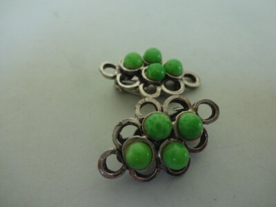 Boucles D'oreilles Clips - Mini Cabochons Verts Sertis, Fond Argenté, Occasion Bon état