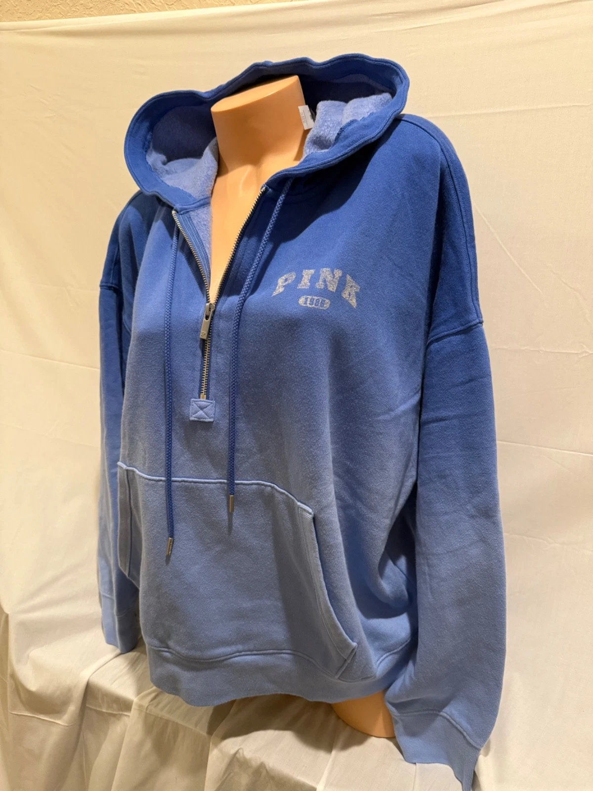 UNDERCOVER VICTORIAS SECRET ROSA PULLOVER MEZZA ZIP FELPA CON CAPPUCCIO OVERSIZE PAESAGGIO MARINO BLU OMBREGGIATO ?