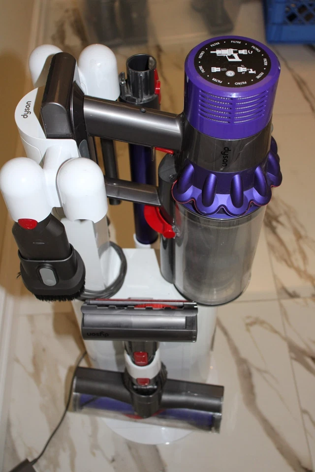 Dyson Cyclone V10 Cordless Vacuum SV27 with DOK and LOT OF ATTACHMENTS - Image 3 of 4
