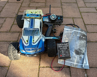 LRP S10 Blast MT 1:10 4WD RC Monster Truck Set mit Fernsteuerung & Ladegerät