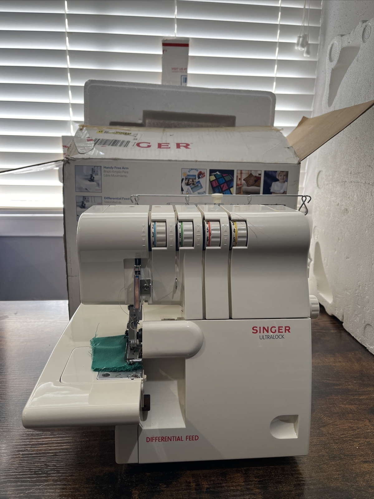 Singer 14SH654 Ultralock Serger Sewing Differential Feed Untested as is