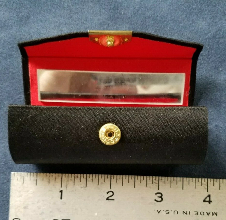 Anthropologie Estuche Lápiz Labial Seda Negro con Espejo, Forrado en Rojo Foto 3 de 4