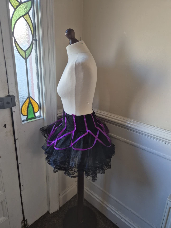 Minifalda tutú living Dead Souls negra de tul de encaje tiro bajo púrpura cinta emo Foto 2 de 4