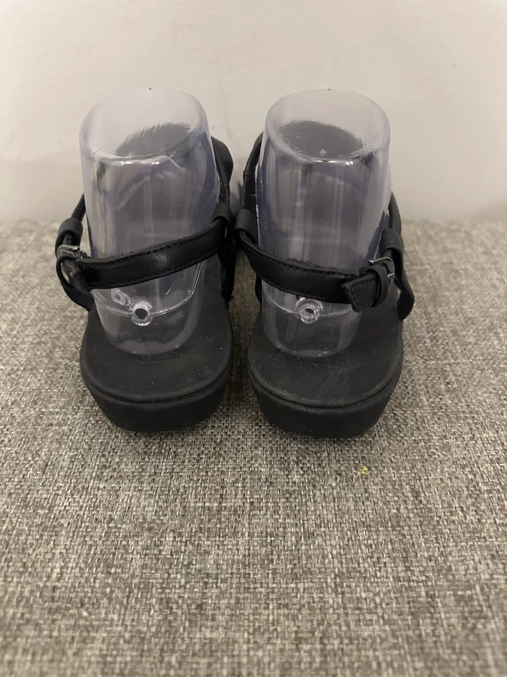 Sandalia Fit Flop para mujer de cuero negro con tanga talla 7 Foto 4 de 4