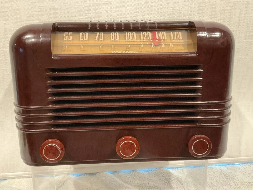 VTG RCA 15X and 56X Bakelite Radio Combo 1940 & 1946 -Working-Beauty! READ! - Image 2 of 4