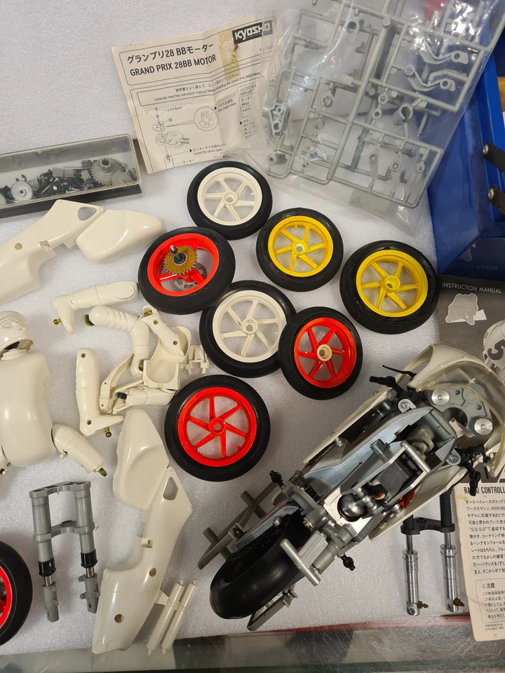 HONDA NSR500 RACE CONTROLLED ELECTRIC POWERED MOTORCYCLE KYOSHO SCALE 1/8 - Immagine 2 di 4