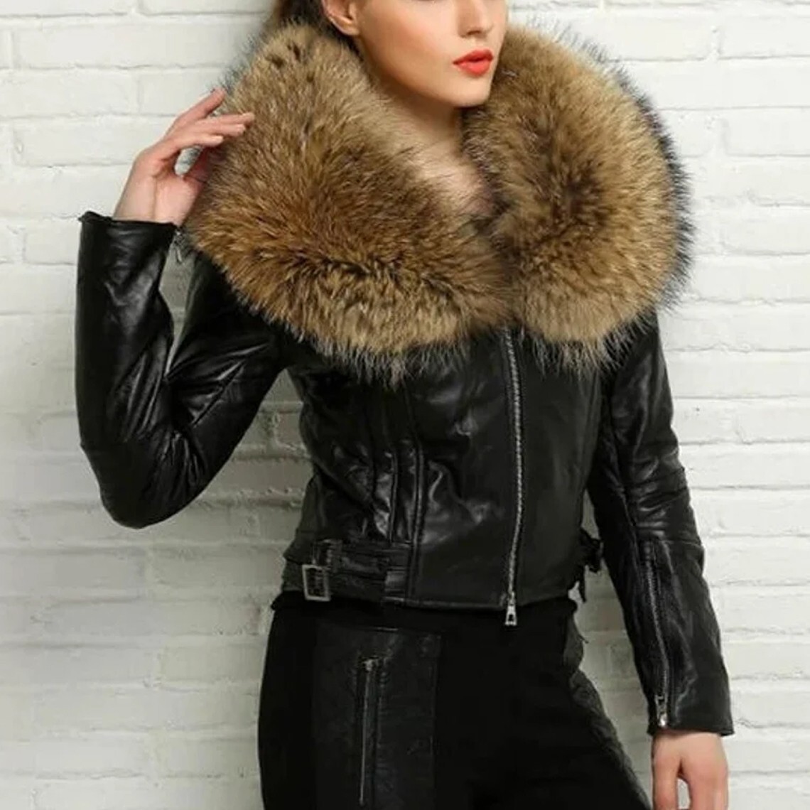 ALTRA Giacca corta in vera pelle con grande pelliccia di procione naturale donna giacca in pelle
