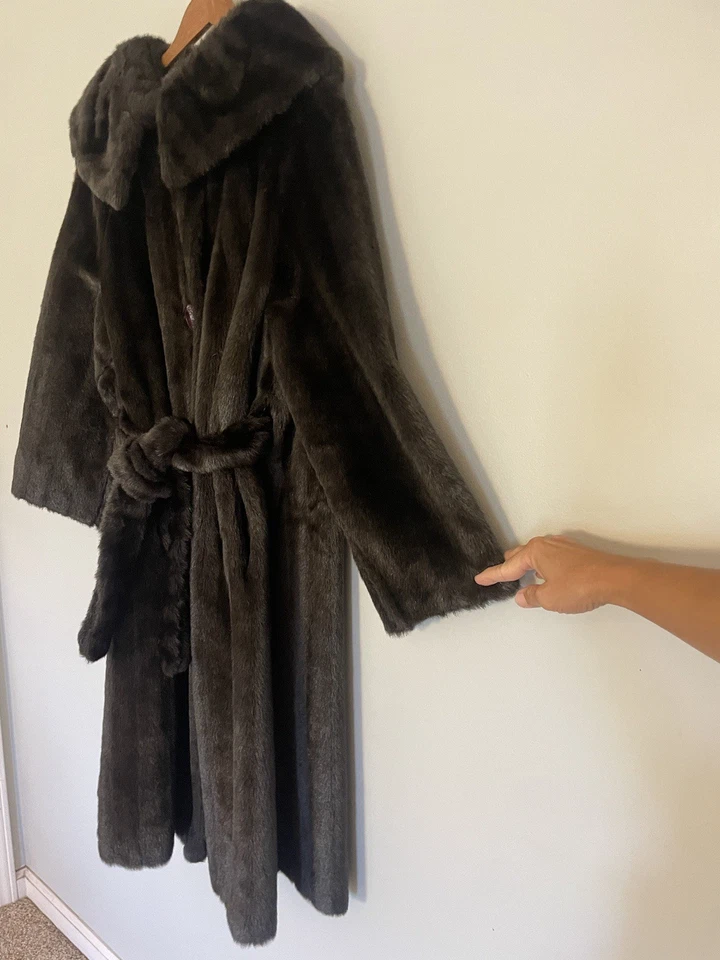 Gabardina vintage de piel negra. Grande. Botones morados antiguos. Forrado. Dinero viejo. Foto 4 de 4