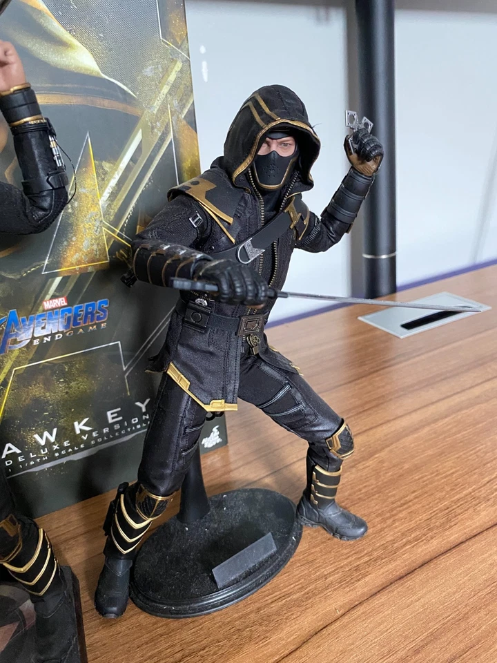 Figura de acción Hot Toys Avengers Endgame escala 1/6 Hawkeye con Ronin - MMS531 Foto 2 de 4