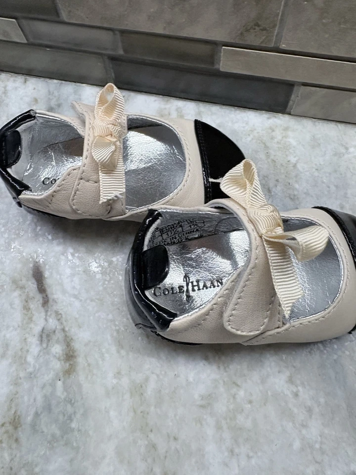 Cole Haan Bebé Niña Negro y Crema Tirantes Mini Gorra Puntera Cuna Zapatos Talla 2 Usados en Excelente Condición Foto 2 de 4