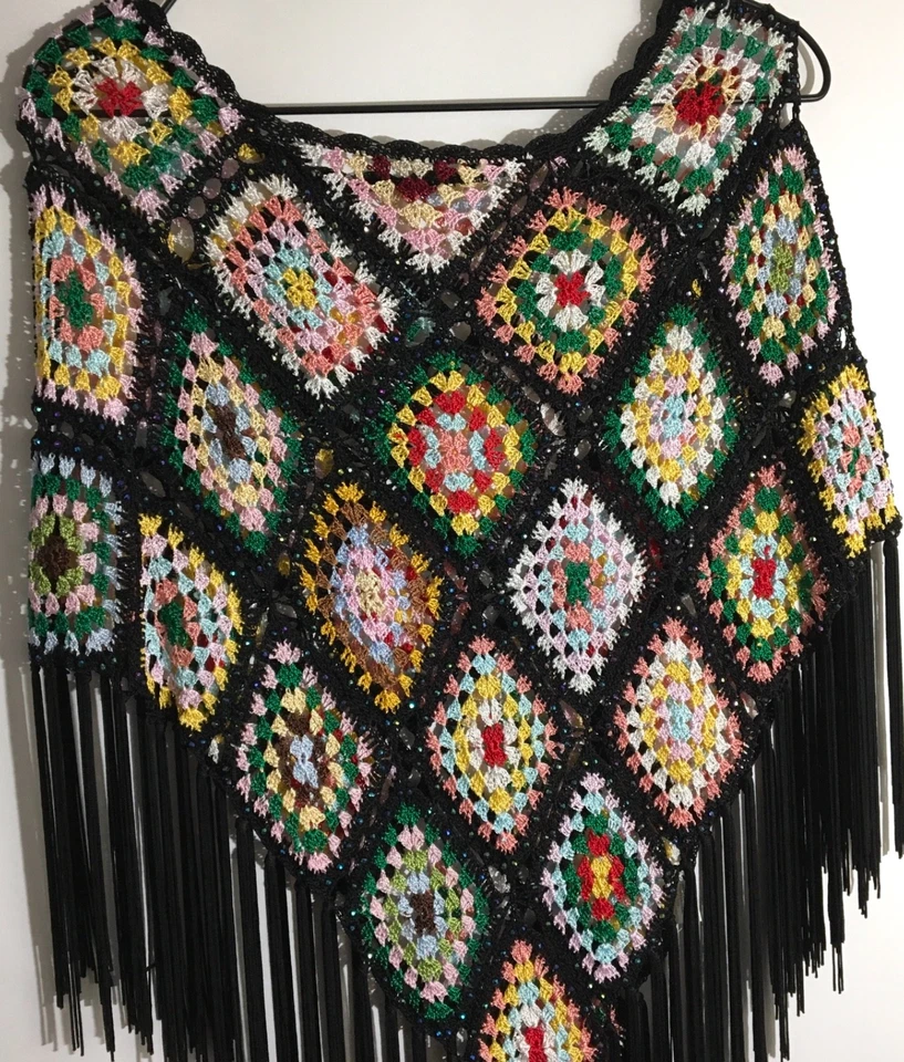 Poncho Vintage Crochet Granny Cuadrado Multicolor Cuentas Negro Flecos Festival M/L Foto 2 de 4