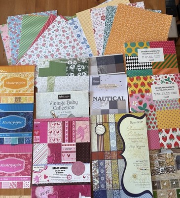 Set mit vielfältigem Scrapbooking-Papier in verschiedenen Größen und Motiven