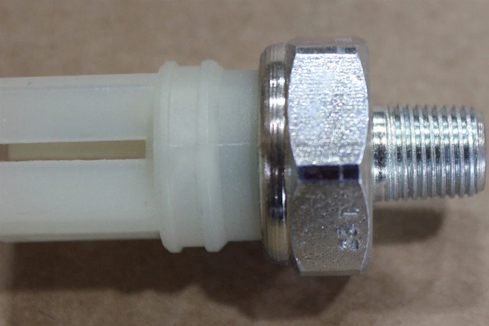 Unidad de envío de sensor de presión de aceite Isuzu Trooper 84-88 19021029 NOS OEM Factory Foto 4 de 4