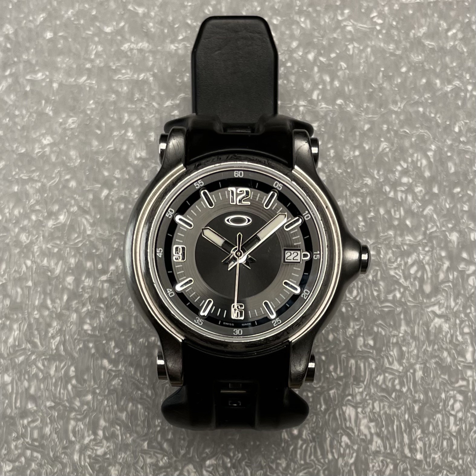 OAKLEY HOLESHOT 3 HAND SMALL WATCH. Swiss Made. +Batteries. Check description.