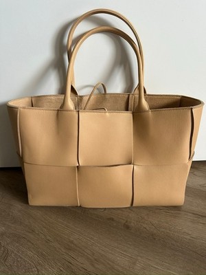 Bottega Veneta Arco Tote Bag aus weichem Lammleder in der Farbe  Almond .