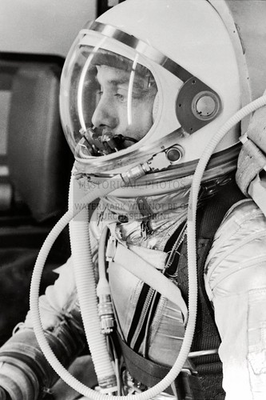 #ad ALAN SHEPARD IN SILVER PRESSURE SUIT BEFORE MERCURY LAUNCH 19 4X6 POSTCARD PHOTO $7.97
