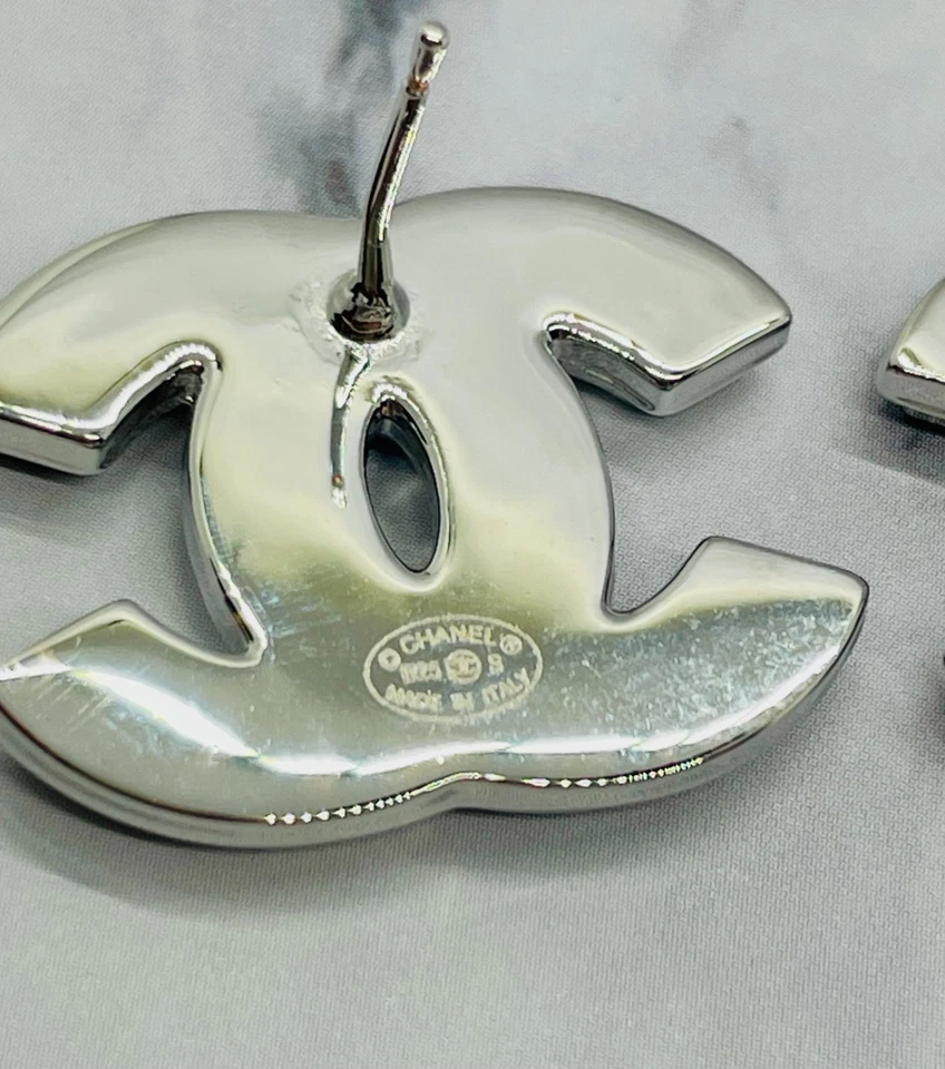 Auth CHANEL CC Silver & White Stud Earrings - Pre owned / LX5793 - Image 2 of 4