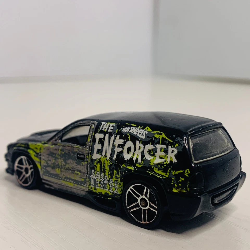 Fandango Black 2010 Attack Pack 5 Pack The Enforcer Green White Yellow - Image 3 of 4