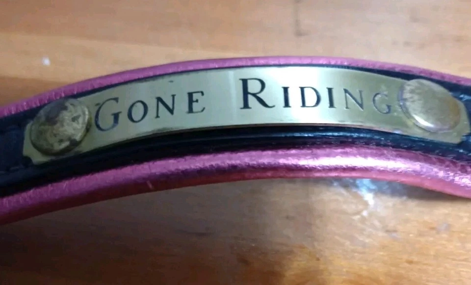 Pulsera de cuero negro y rosa con placa de latón grabada, 'Gone Riding' Foto 3 de 4