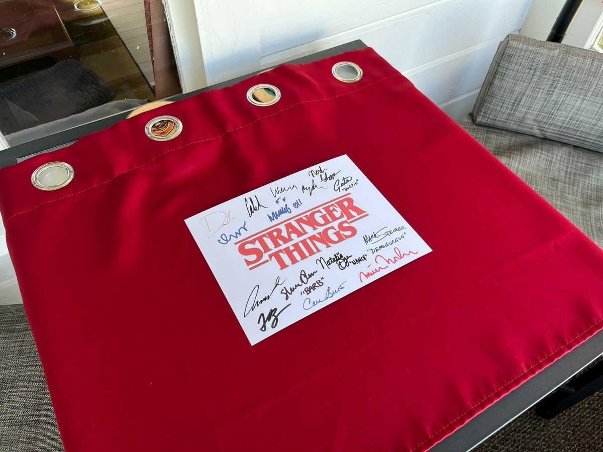 ストレンジャーシングス スティーブ auto サインStrangerthings Stranger Things Season 4 Title Card Cast-Signed- 8.5x11