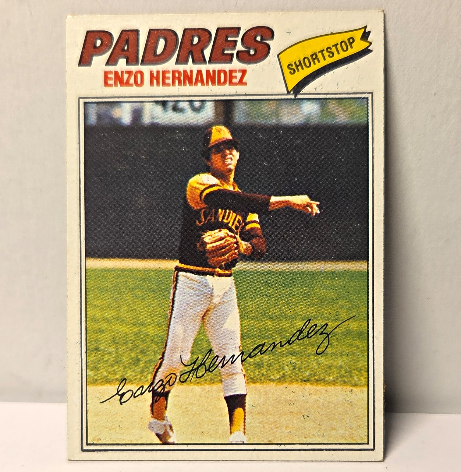 Topps 1977 Enzo Hernandez San Diego Padres #522 Autographed Baseball Card