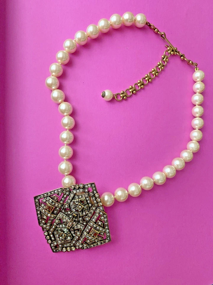 Collar de perlas Heidi Daus y alfiler colgante potenciador de cristales de Swarovski