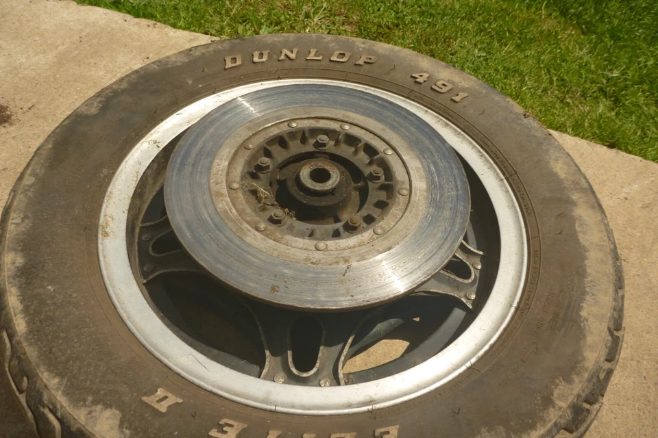 Honda CB900C 1980 montaje de neumático trasero y rueda personalizado MT90R16 74H Foto 3 de 4