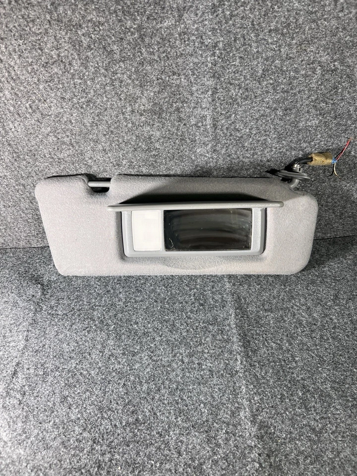 Комплект из пары солнцезащитных козырьков со стороны водителя и пассажира для Toyota Solara 1999-2003 годов выпуска серый от оригинального производителя - Изображение 2 из 4