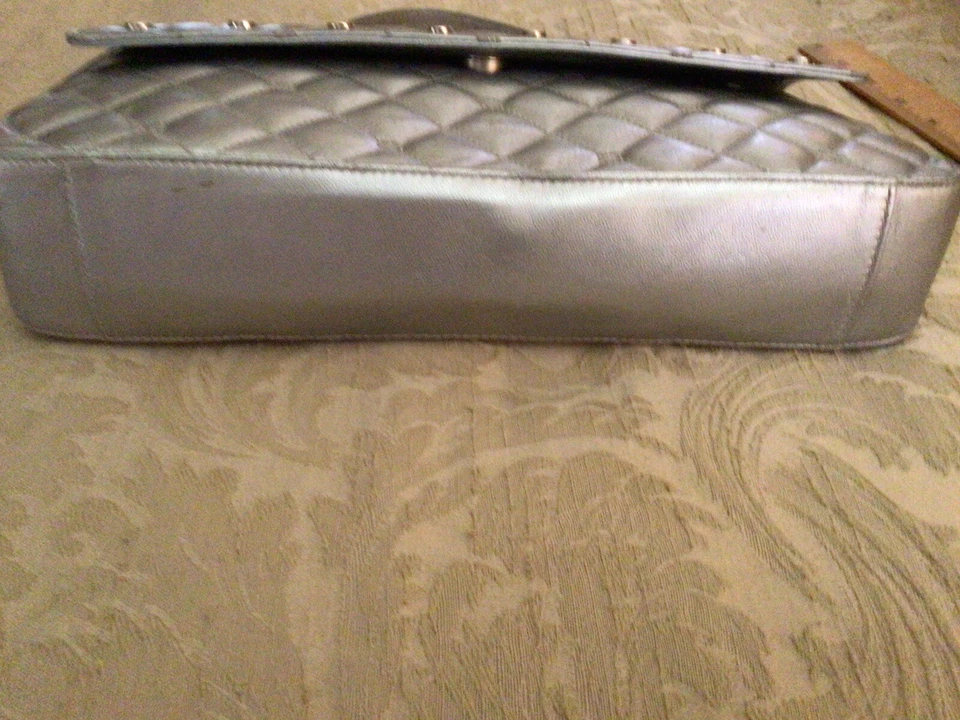 Bolso de mano de diseñador de cuero acolchado ST JOHN KNITS plateado con detalles en tono plateado Foto 4 de 4