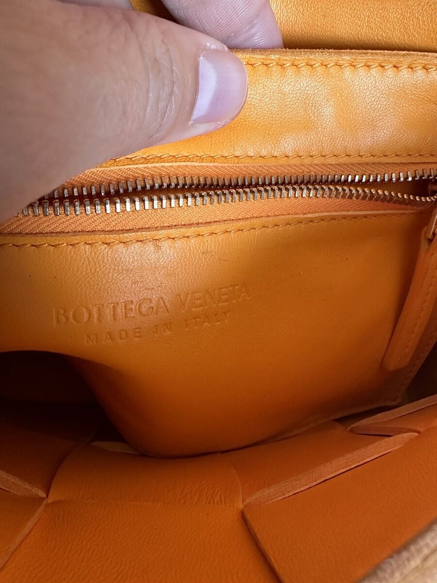 BOTTEGA VENETA Classic INTRECCIATO Cassette Leather Shoulder BOTTEGA VENETA Classic INTRECCIATO Cassette Leather Shoulder