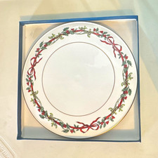 Royal Worcester Holly Ribbons Bone China Plate 1987 England Christmas Round Royal Worcester Holly Ribbons Bone China Plate 1987 England Christmas Round
