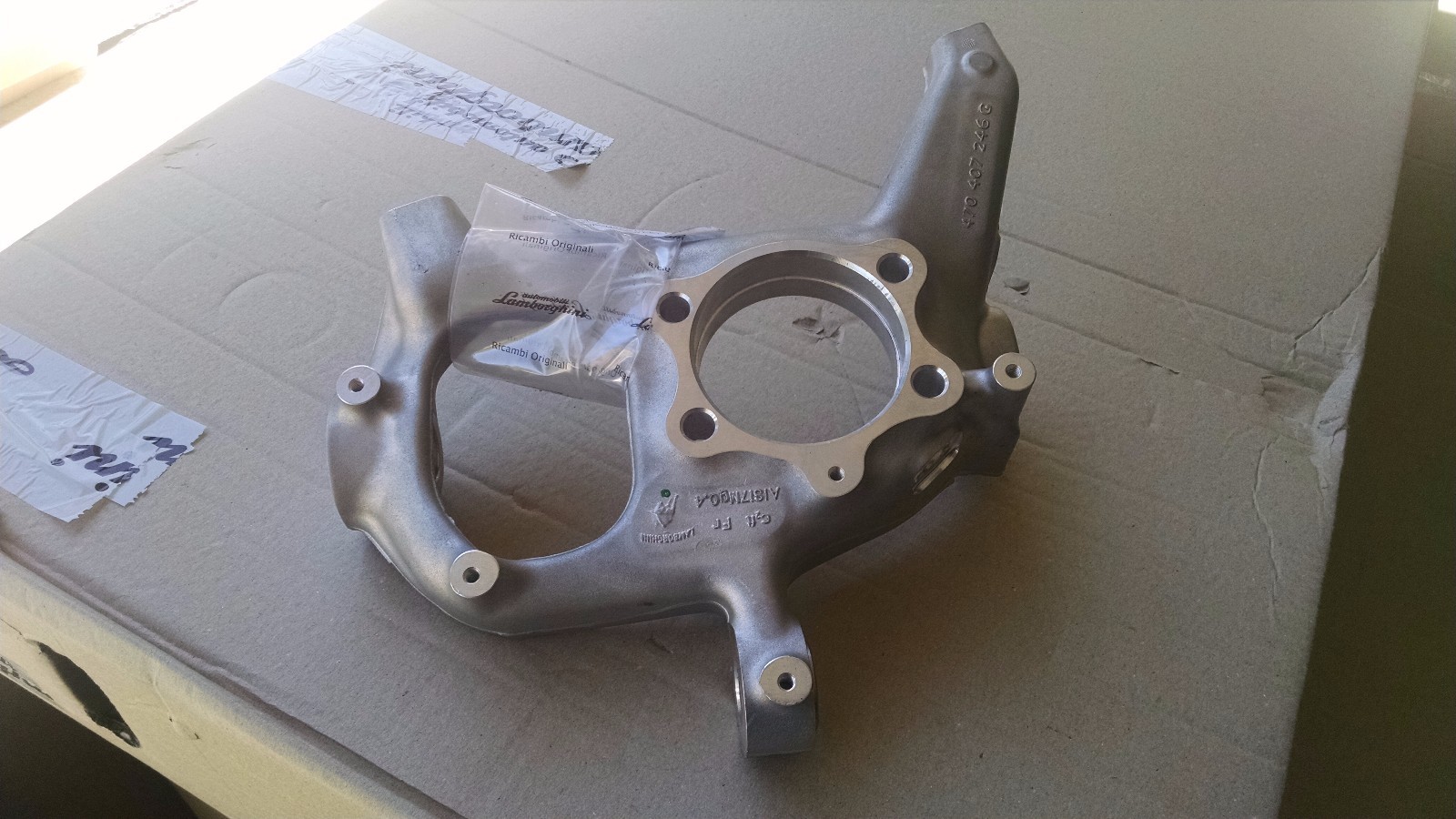 LAMBORGHINI AVENTADOR PASSENGER RIGHT SIDE HUB STEERING KNUCKLE OEM 470407246D