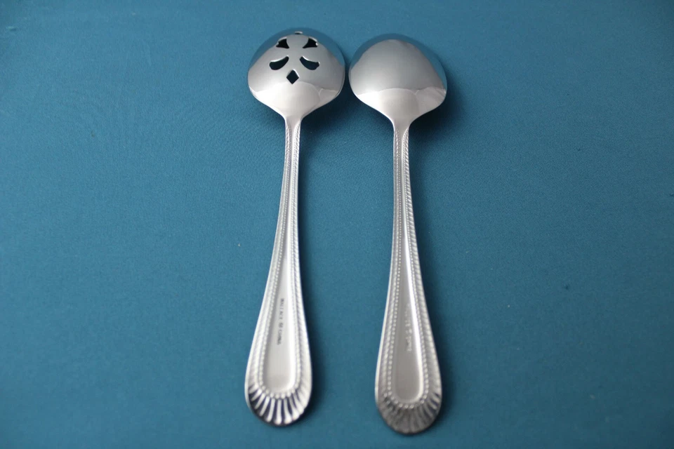 Cucharada para servir perforada Wallace Home WICKHAM brillante cuentas completas China 2 piezas NUEVO Foto 4 de 4