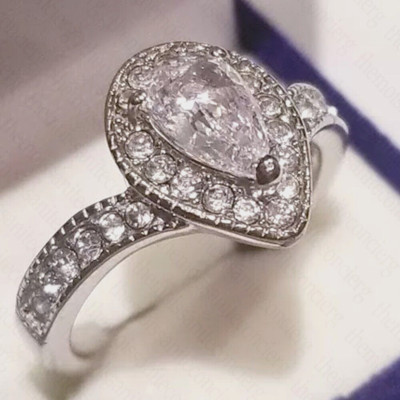 2,48 TCW Birne Moissanit Halo drei Krappen Verlobungsring 14k Weißgold vergoldet