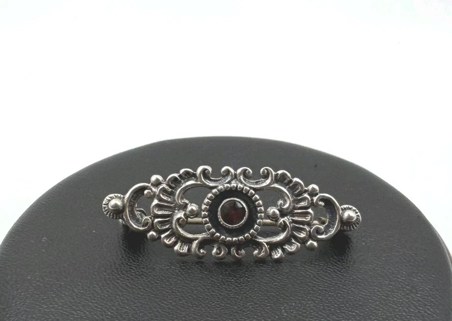Vintage Brosche silberfarben oval filigran mit rotem Granatstein rund Zarge