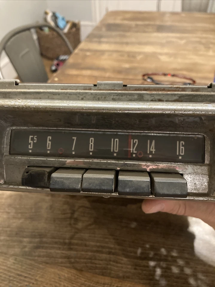 Radio de 6 tubos Ford de 1940 pulsadores y placa frontal Fomoco Motorola años 50 principios Foto 3 de 4