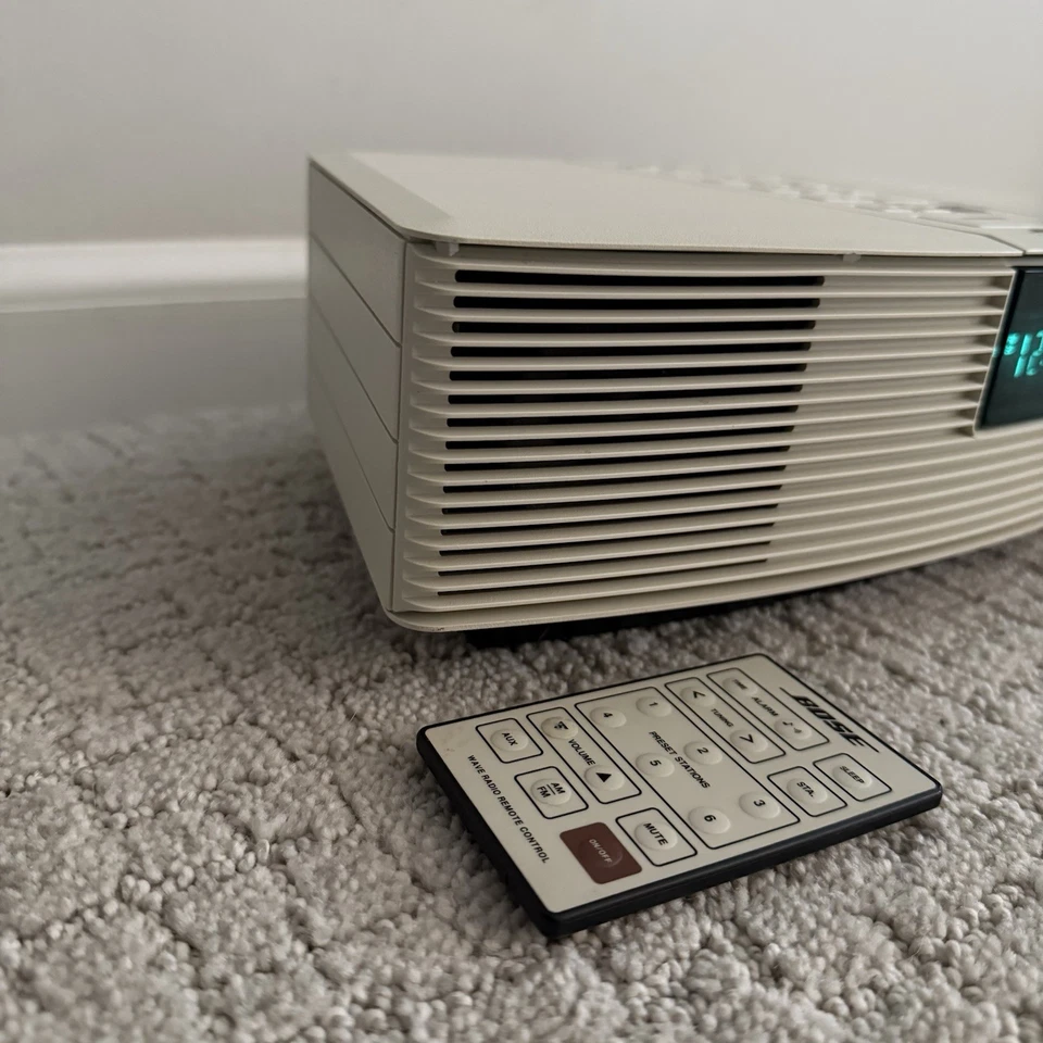Bose Wave Radio AWR1-1W Alarm Clock AM/FM Radio (White) w/ Remote - TESTED VGC - Image 4 of 4