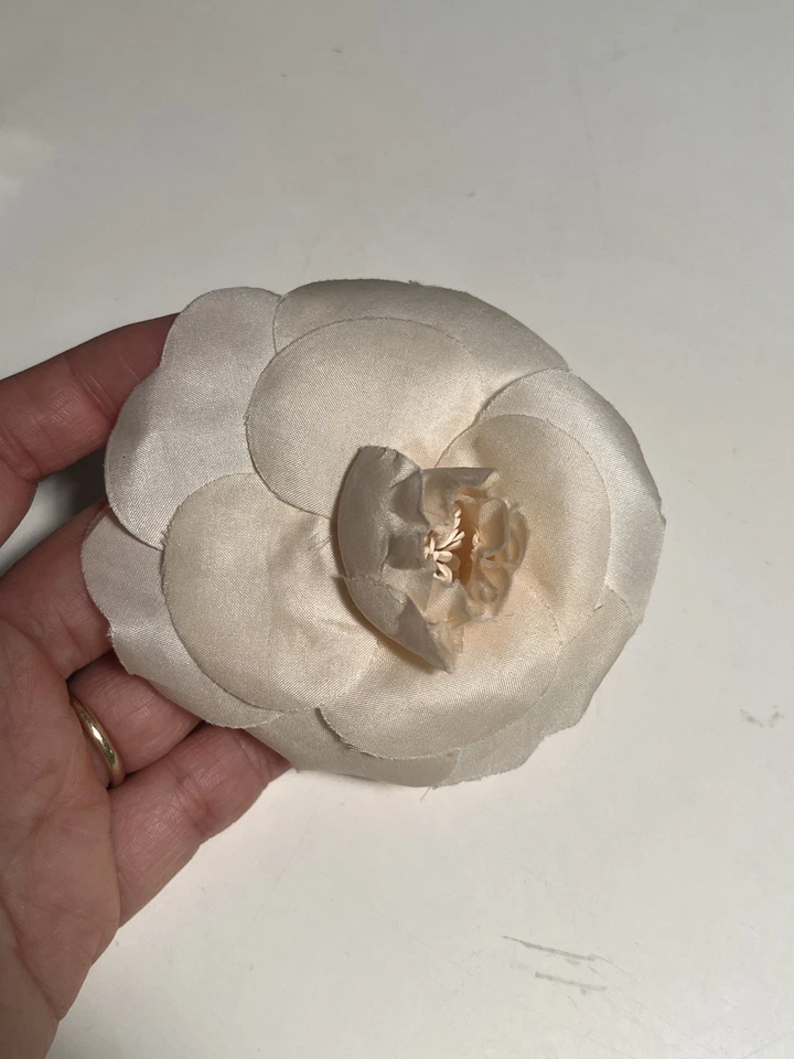 Broche Chanel Camelia seda blanca  Foto 3 de 3